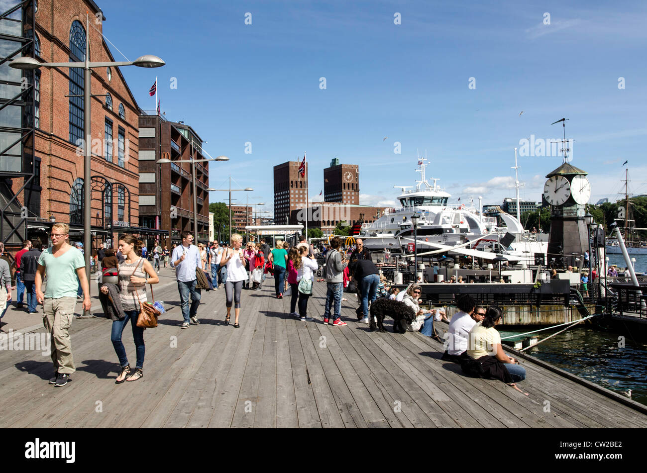 Les gens à pied par le bord de l'Oslo Norvège Scandinavie Banque D'Images