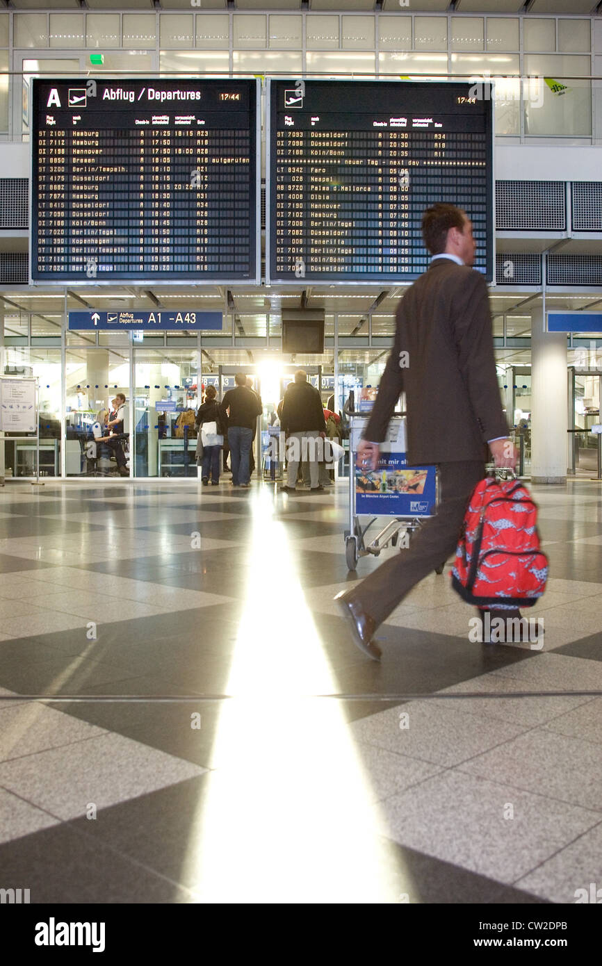 Munich, les voyageurs dans le hall de départ de l'aéroport Franz Josef Strauss, Banque D'Images