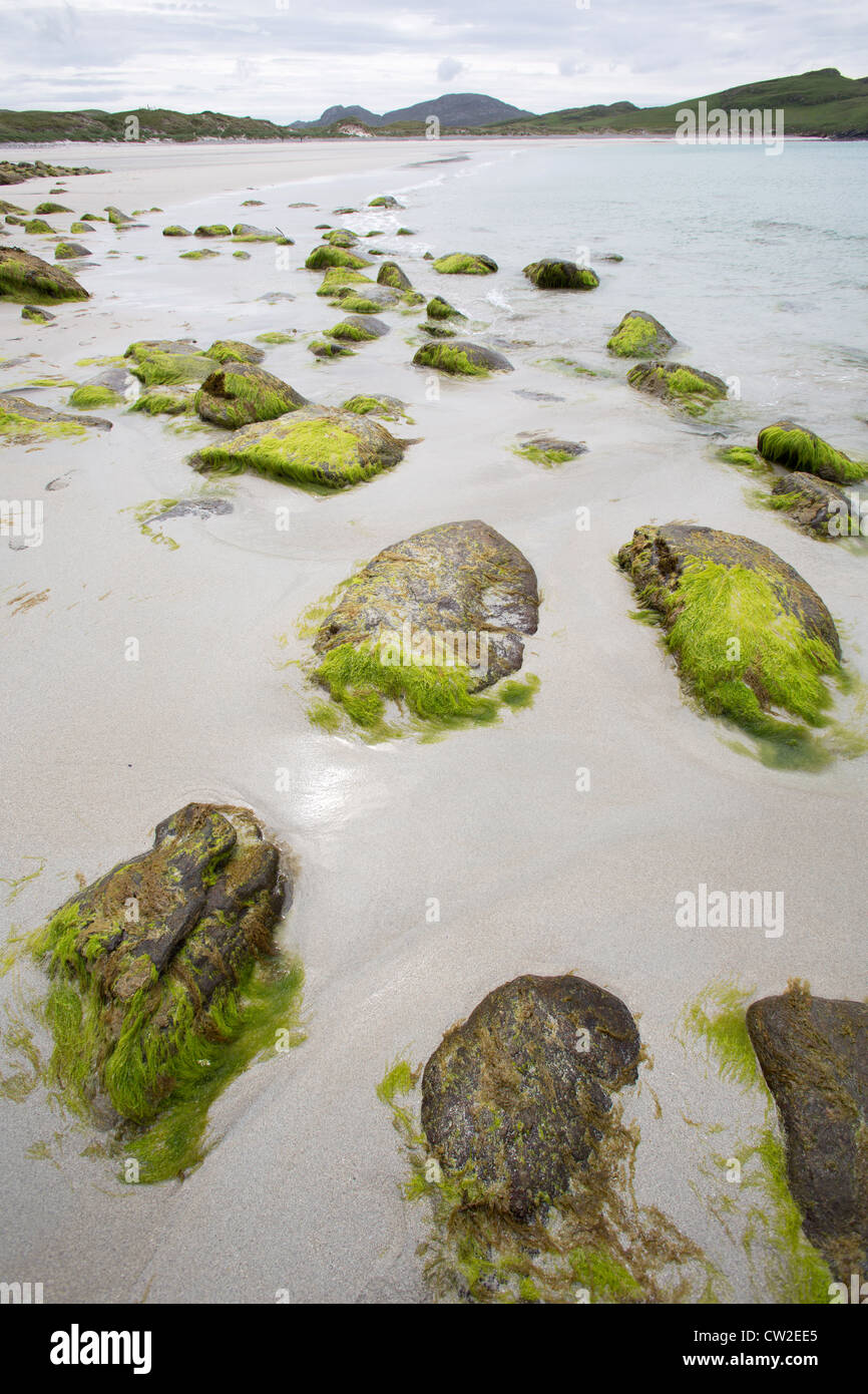 À l'île de Vatersay, en Écosse. Vue pittoresque de Bagh Siar plage et dunes de sable sur la côte ouest de l'île de Vatersay. Banque D'Images