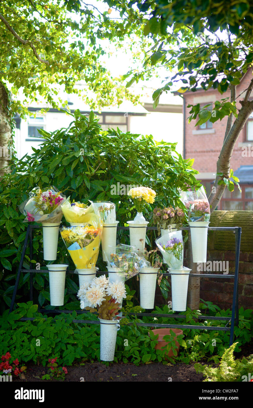 Pots de fleurs funéraires dans cemetery Banque D'Images