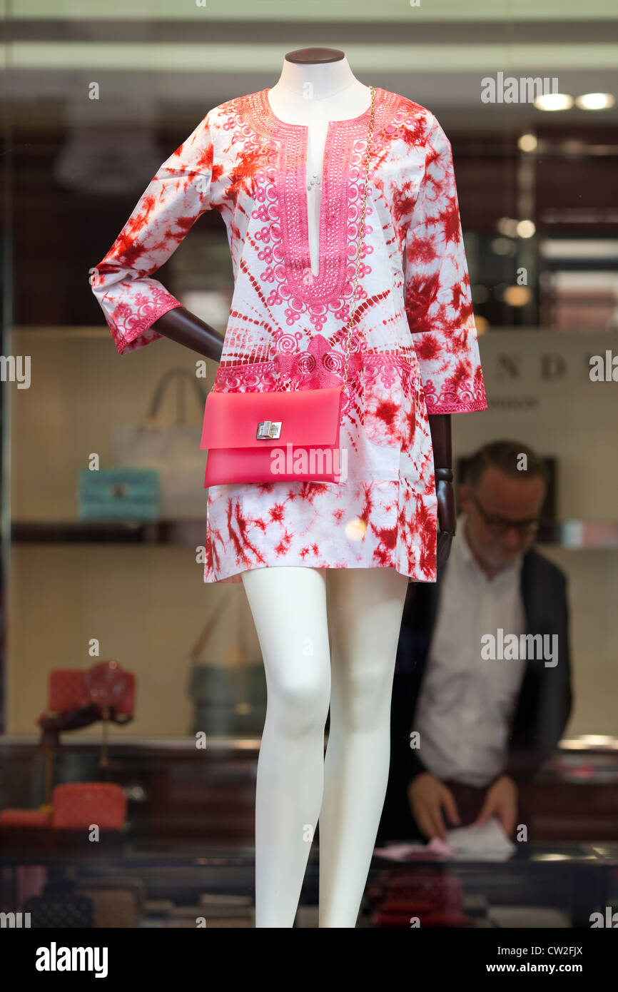 Anya Hindmarch dress dans la fenêtre de la boutique Chelsea. Banque D'Images