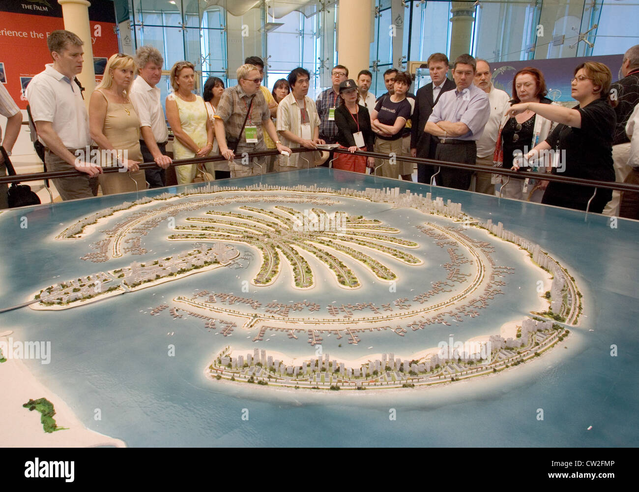 Dubaï, les touristes visitent un modèle de la Palm Jebel Ali Photo Stock -  Alamy