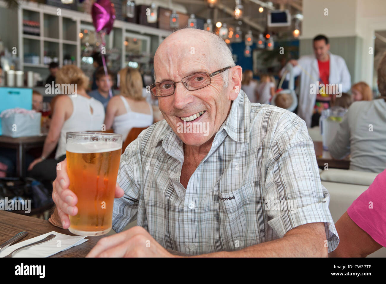 Bénéficiant d'un pensionné de la bière Banque D'Images