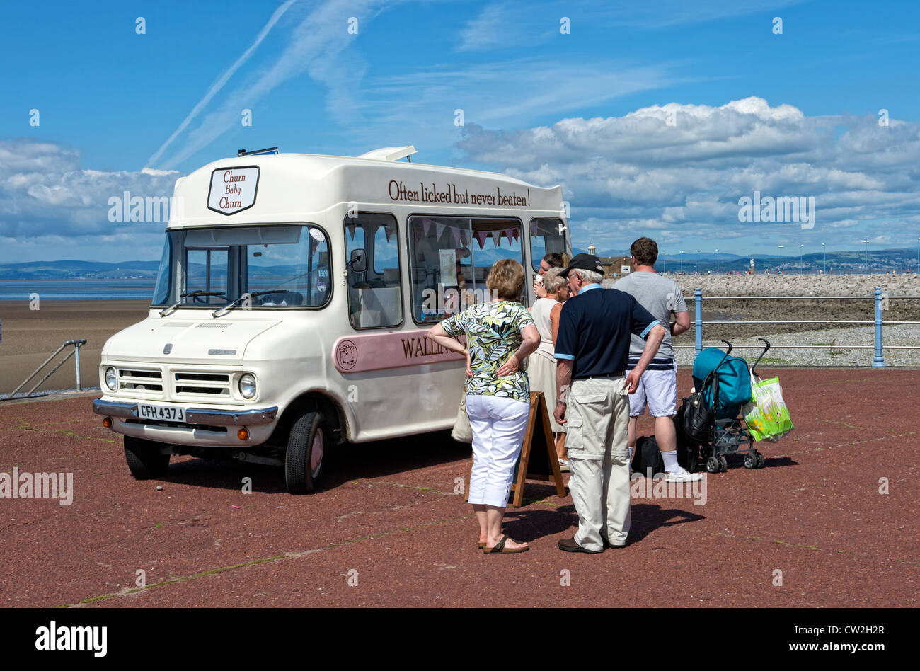 Les gens d'acheter des glaces à partir d'un ice cream van sur la promenade de Morecambe, Lancashire Banque D'Images