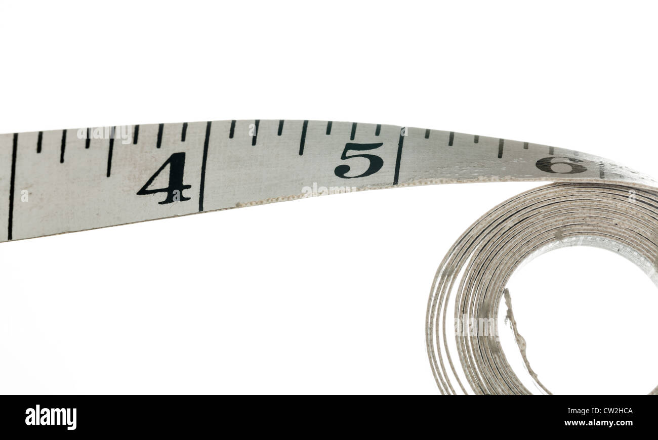 Ruban à mesurer avec pouces fait de tissu et isolé contre fond blanc Banque D'Images