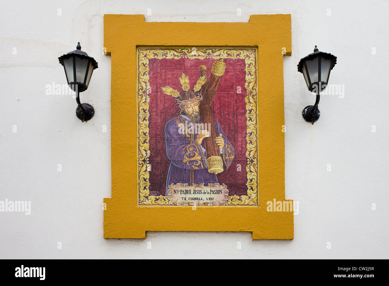 Chris Jésus portant la croix, un carrelage en céramique Azulejo sur un mur d'une maison dans le vieux quartier juif, Cordoba, Espagne. Banque D'Images
