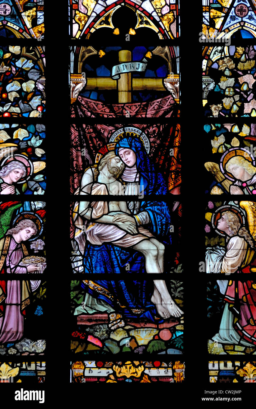 Kortrijk, Belgique. Sint Maartenskerk / l'église St Martin. Vitrail. Marie avec Jésus le Christ après la crucifixion Banque D'Images
