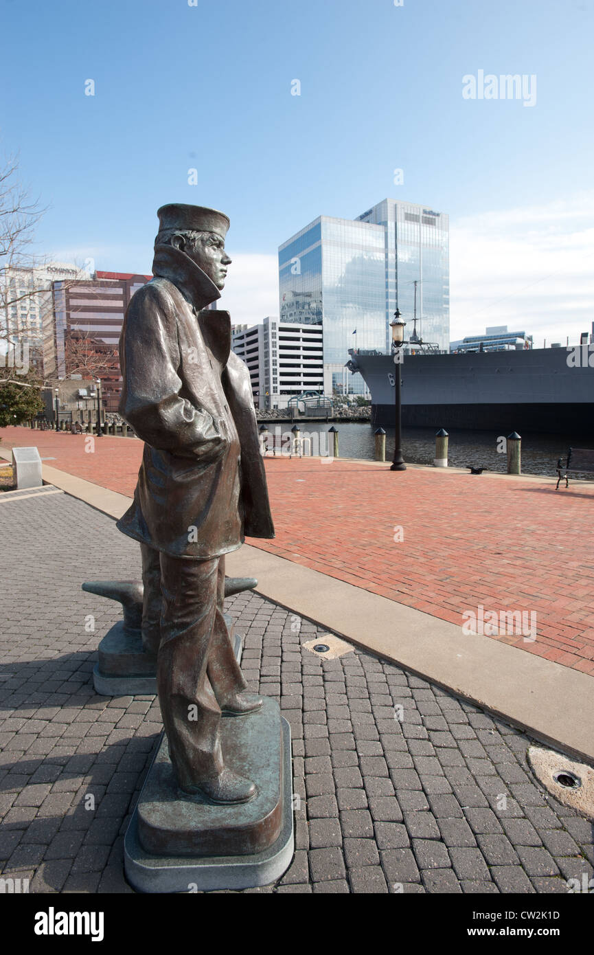 Statue de marin, bâtiment de guerre et accoster dans le port de Norfolk, VA Banque D'Images