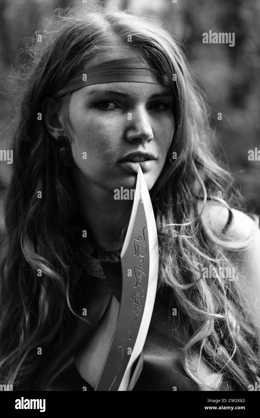 Portrait de jeune femme à l'épée à forest Banque D'Images