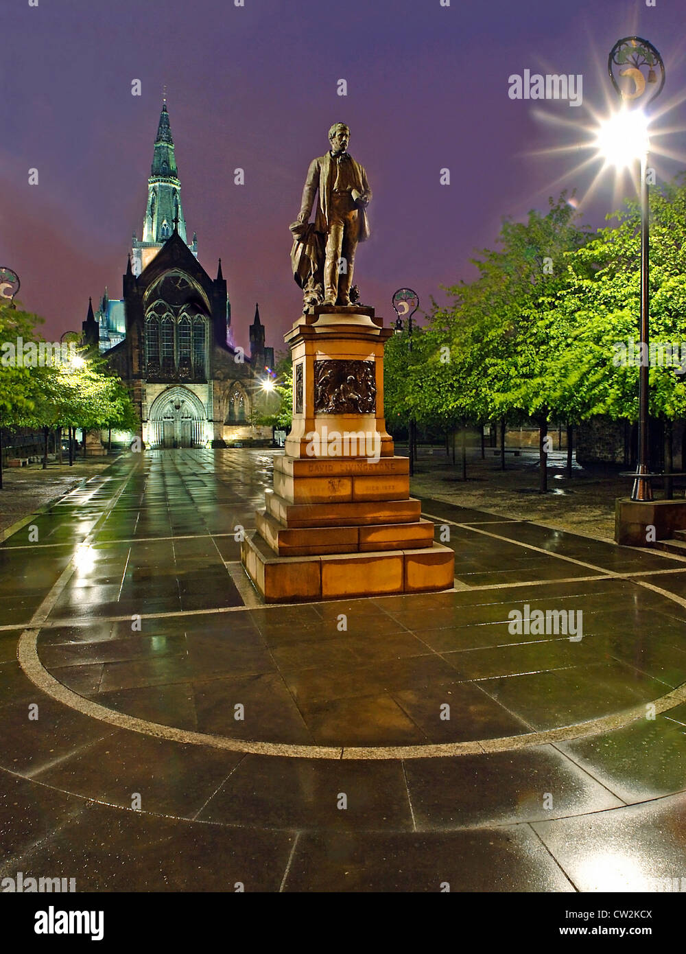 La cathédrale de Glasgow avec Statue de David Livingstone par nuit Ecosse Royaume-Uni Banque D'Images