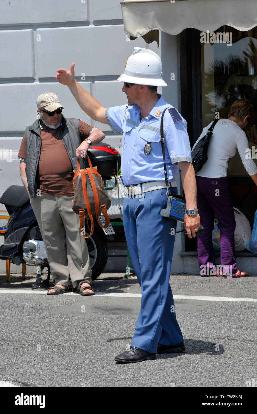 Agent de police dirige le trafic Amalfi Italie Mer Méditerranée Europe Croisière Côte Banque D'Images