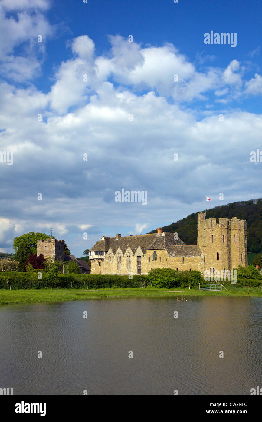 Stokesay Castle manoir médiéval fortifié et l'église de soleil du printemps, Shropshire, Angleterre, Royaume-Uni, UK, FR, Banque D'Images