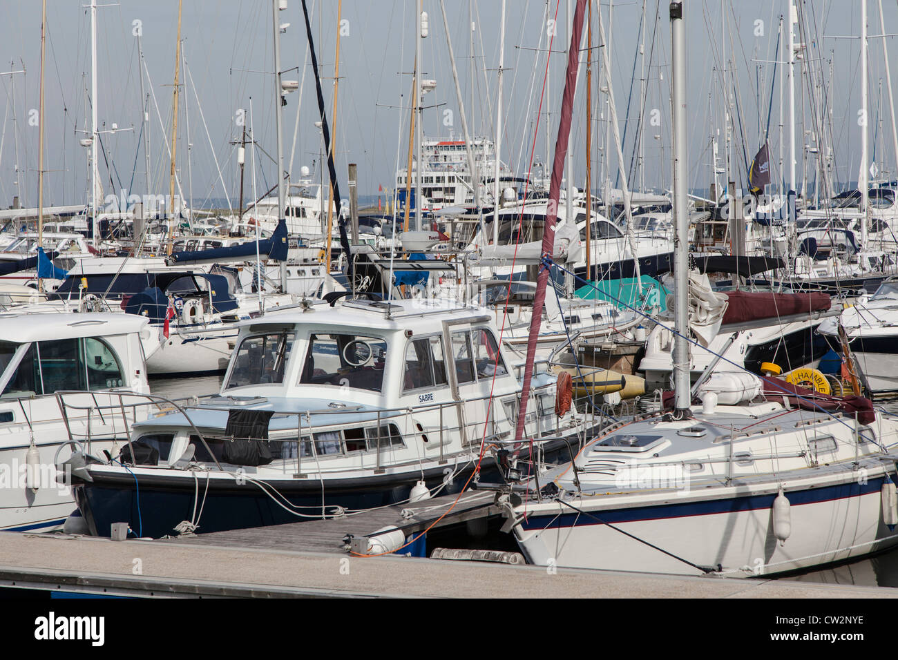 La Voile Bateaux amarrés à Lymington, Hampshire Banque D'Images