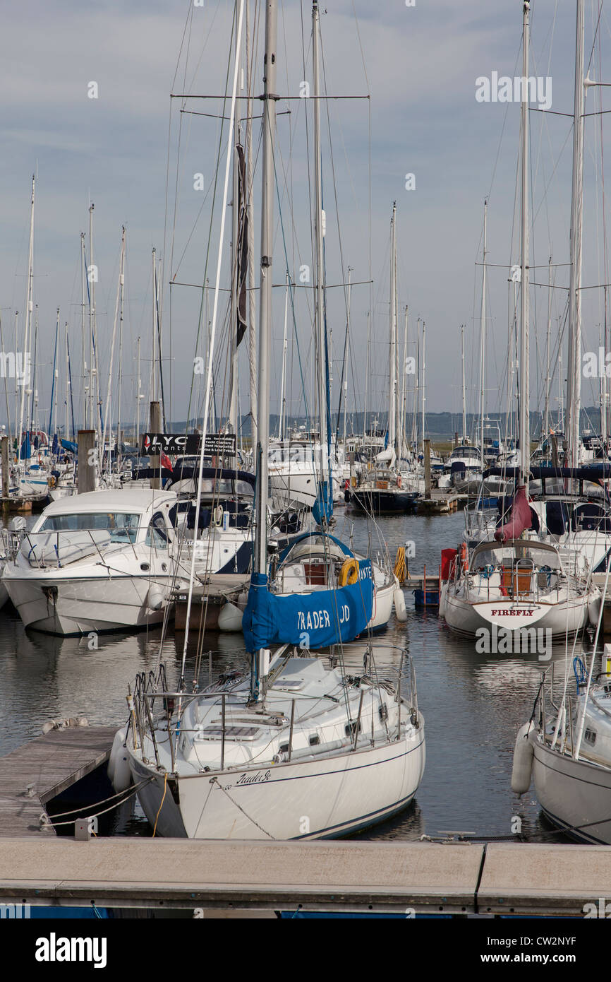 La Voile Bateaux amarrés à Lymington, Hampshire Banque D'Images