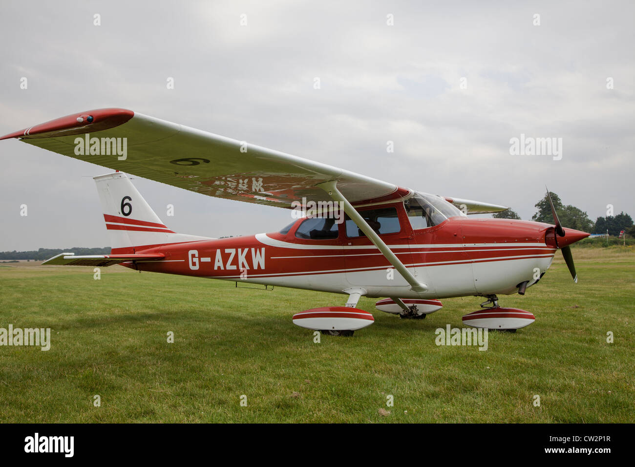 Cessna 172, reg G-AZKW, à Popham Banque D'Images Cessna 172, reg G-AZKW, à Popham Banque D'Images