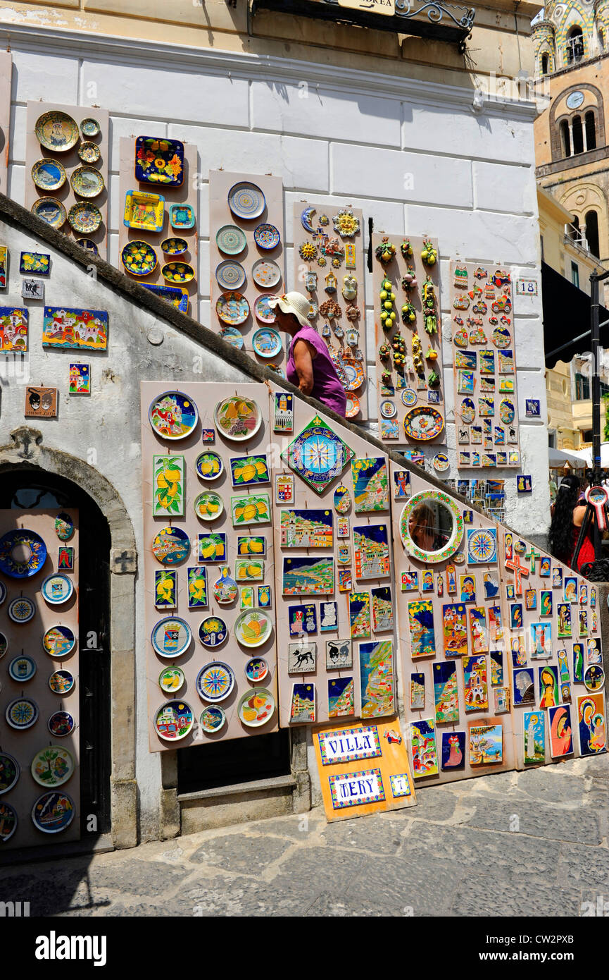 Rues commerçantes de Amalfi Italie Mer Méditerranée Europe Croisière Côte Banque D'Images