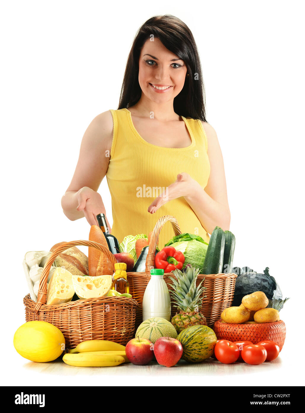 Jeune femme avec des paniers en osier dans épicerie isolated on white Banque D'Images