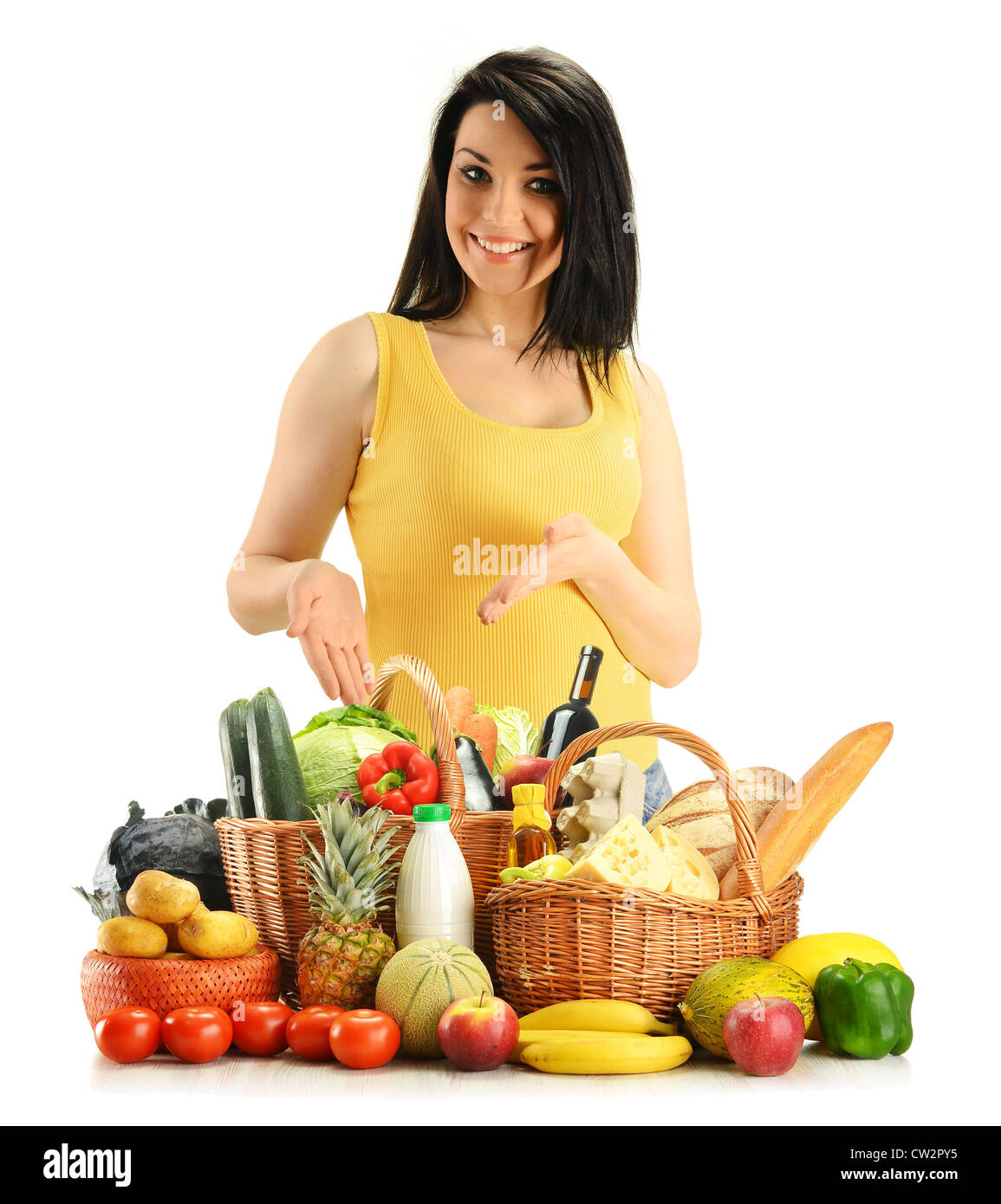 Jeune femme avec des paniers en osier dans épicerie isolated on white Banque D'Images