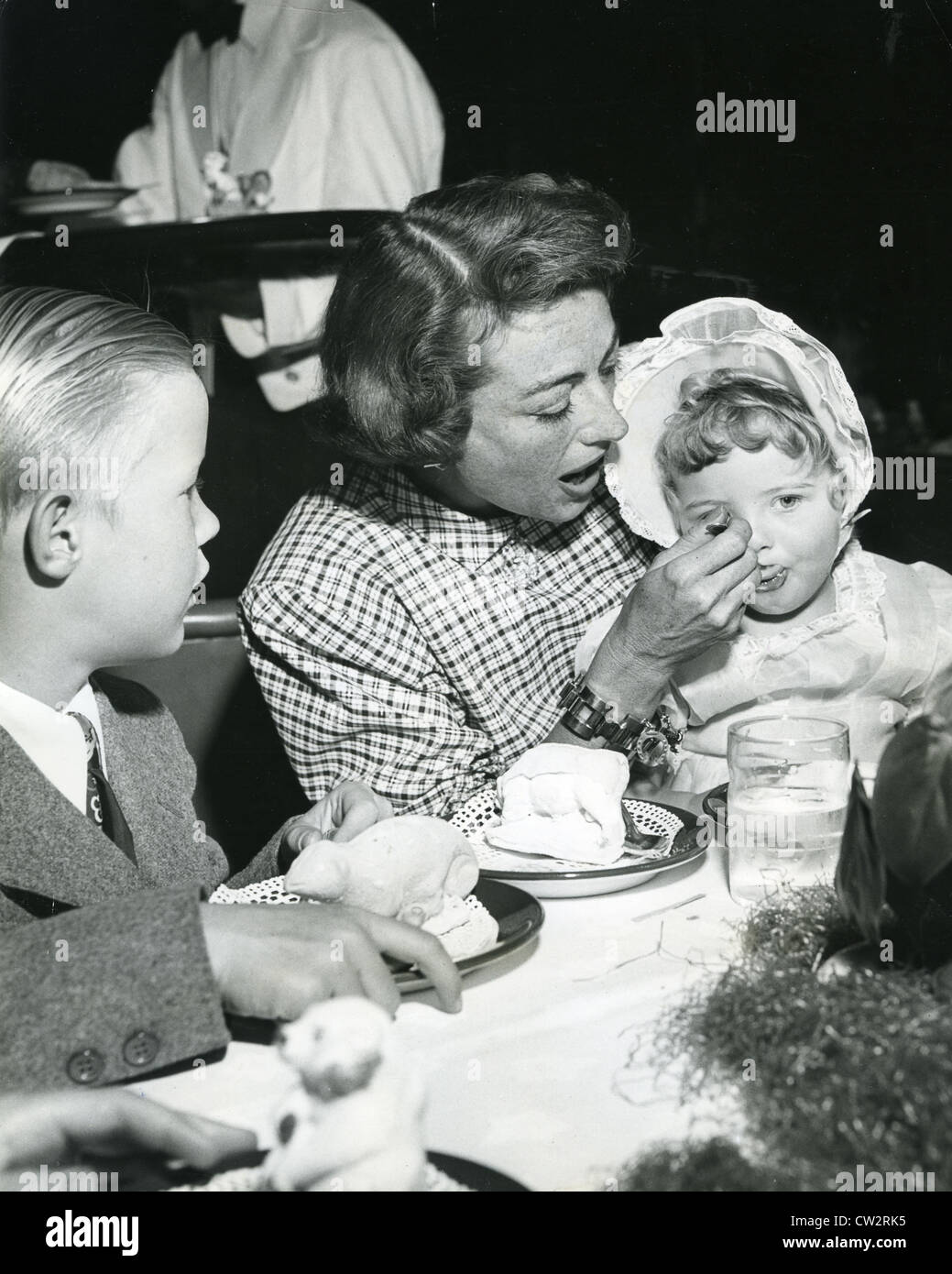 JOAN CRAWFORD, actrice américaine avec ses enfants Christophe et Cathy sur 1952 Photo Stock Alamy