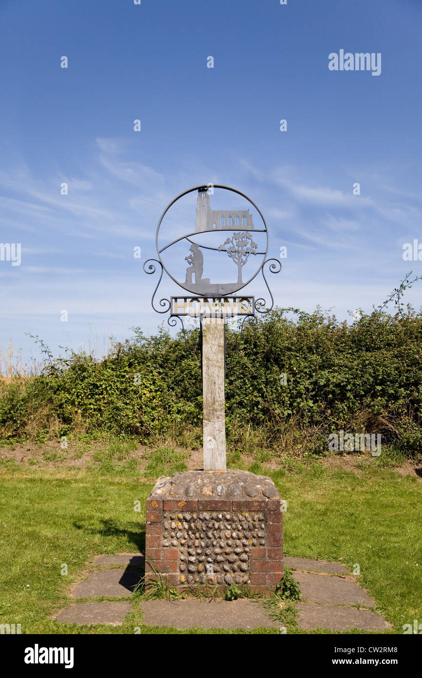Honing, Norfolk, Royaume-Uni. C'est le panneau du village à peaufiner sur le bord de la Norfolk Broads à Norfolk. Banque D'Images