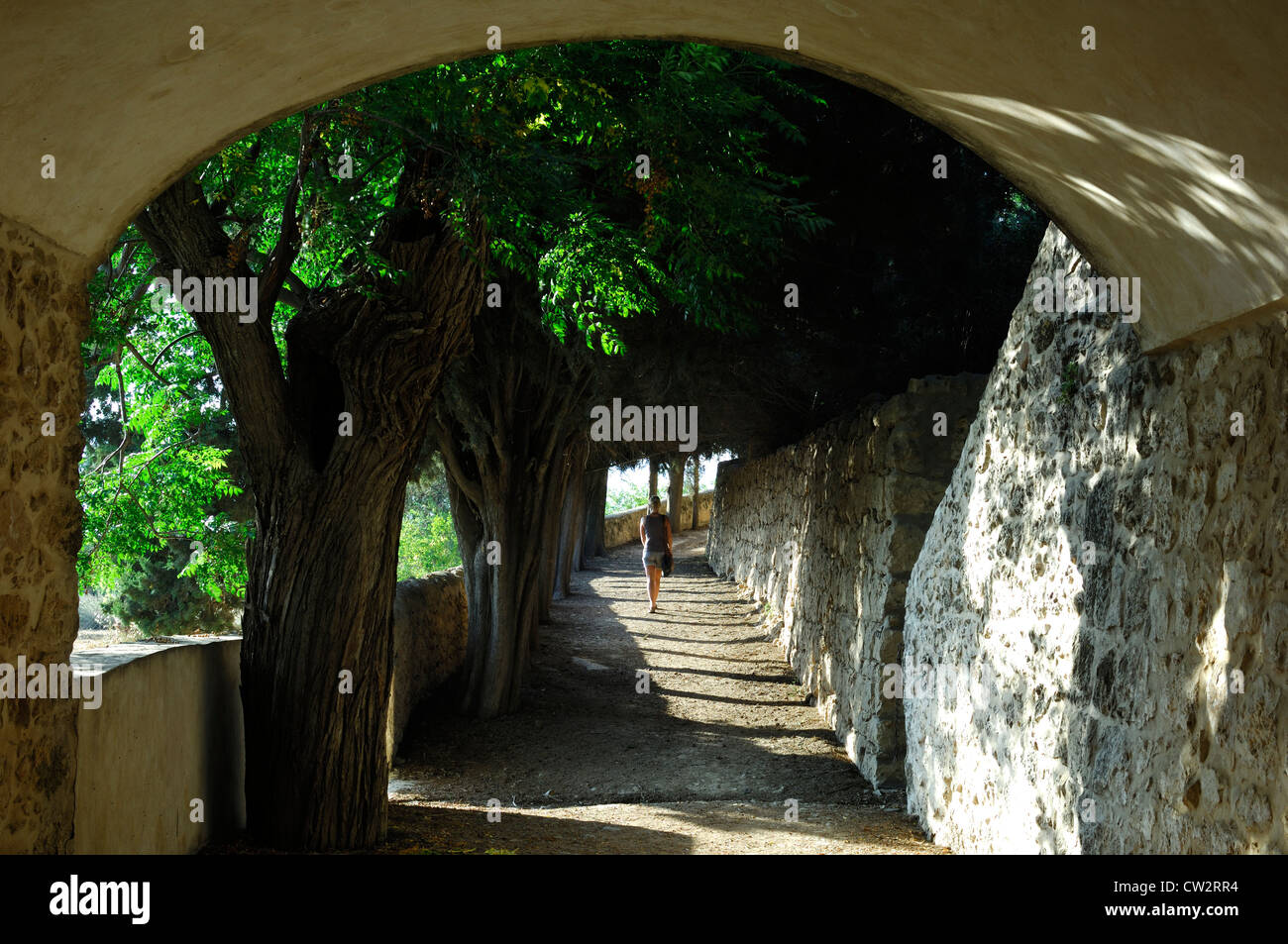 Femme dans un jardin tranquille Banque D'Images