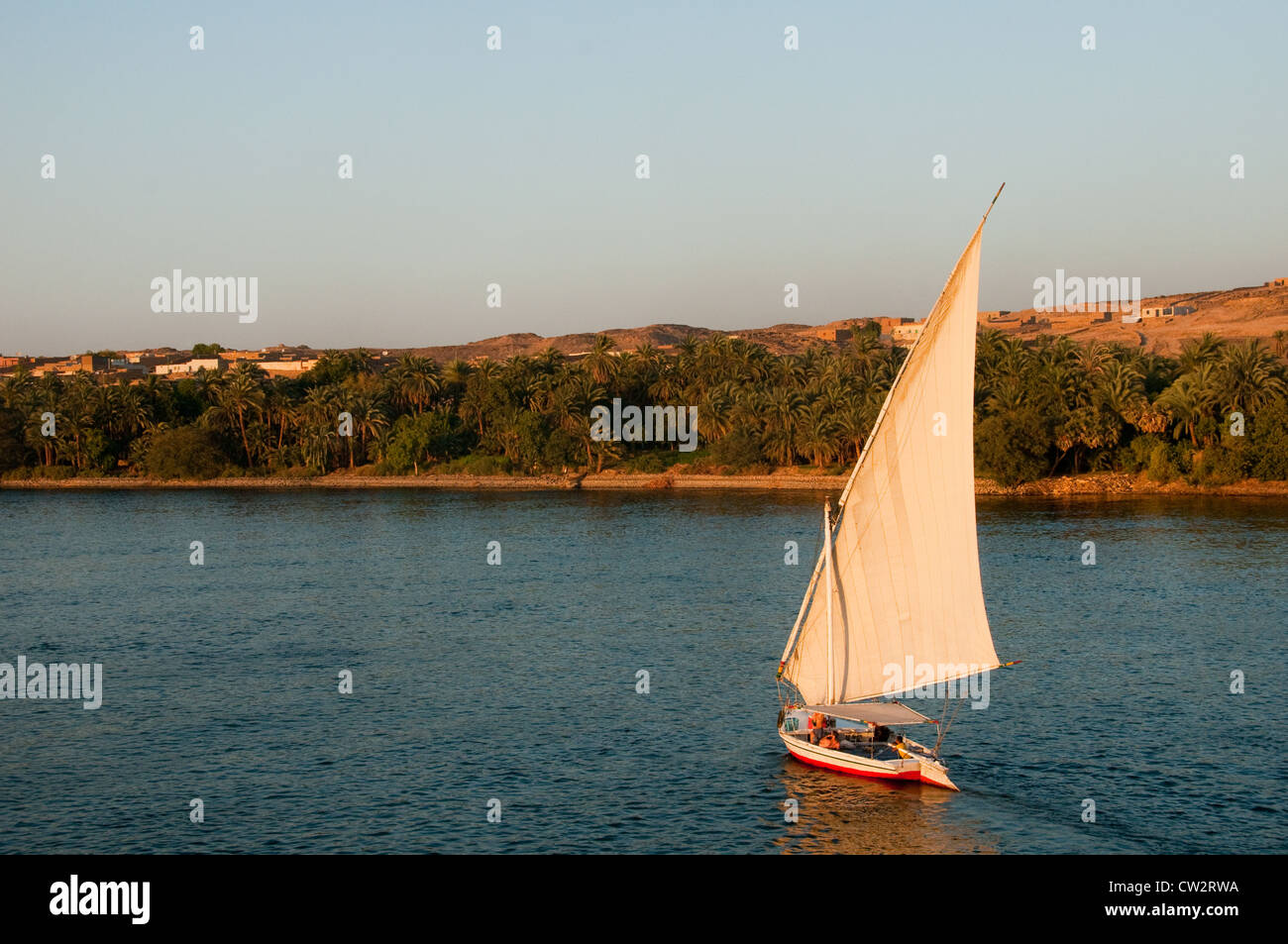 Bateau à voile sur le Nil entre Louxor et Assouan en Egypte Banque D'Images