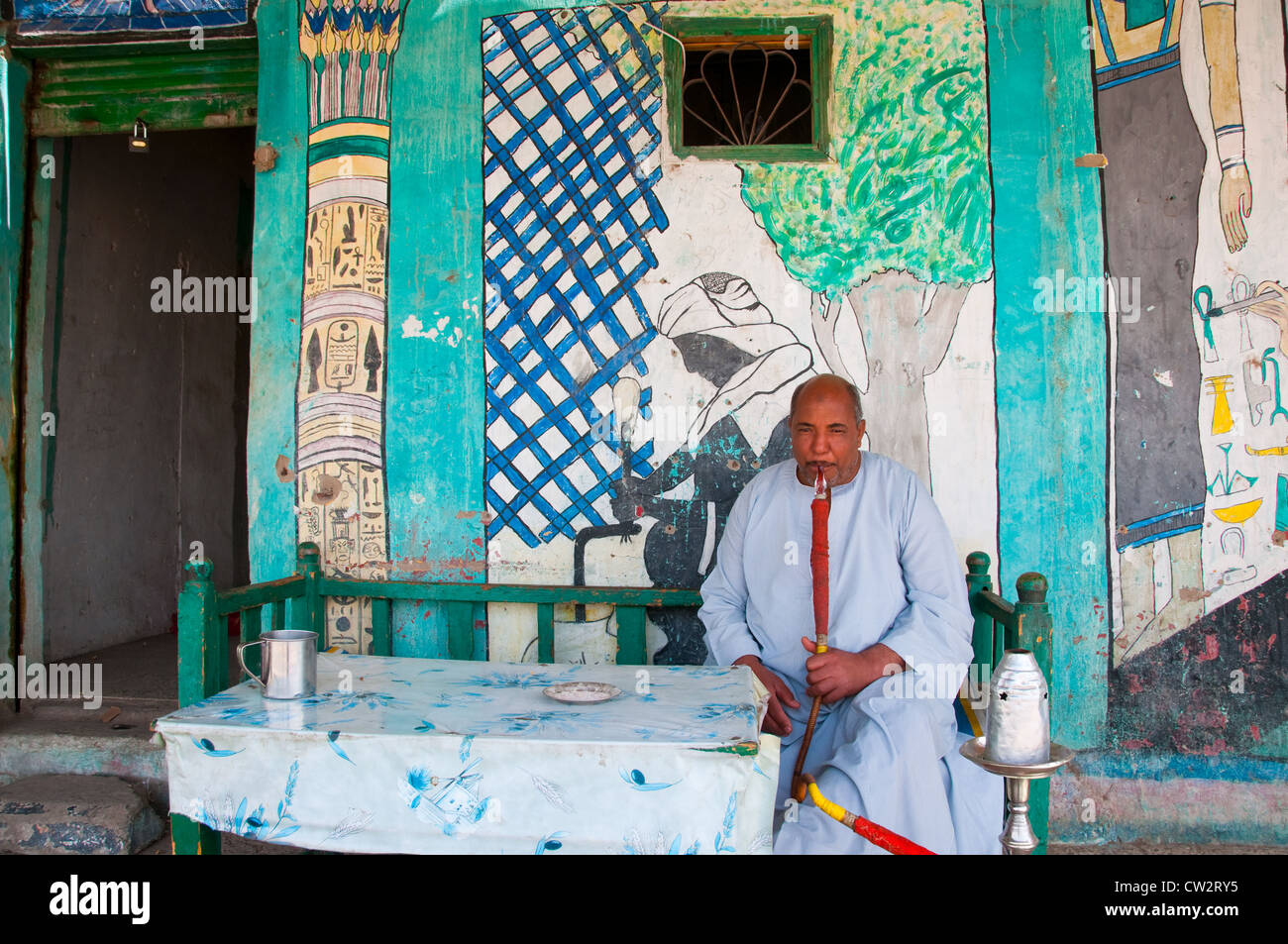 Man smoking shisha rive ouest de Louxor en Égypte Banque D'Images
