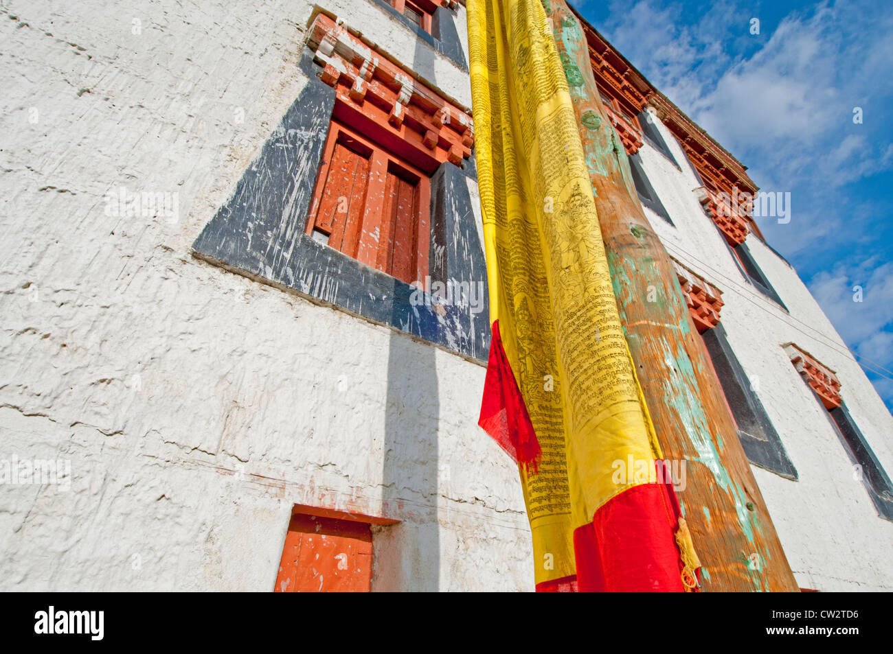 Drapeaux de prière devant les fenêtres à Lamayuru monastère un monastère bouddhiste tibétain au Ladakh, Inde Banque D'Images