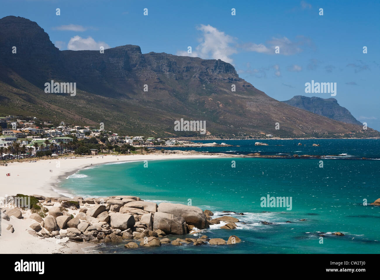 Camps Bay longue étendue de plage , banlieue de la ville du Cap, Afrique du Sud Banque D'Images