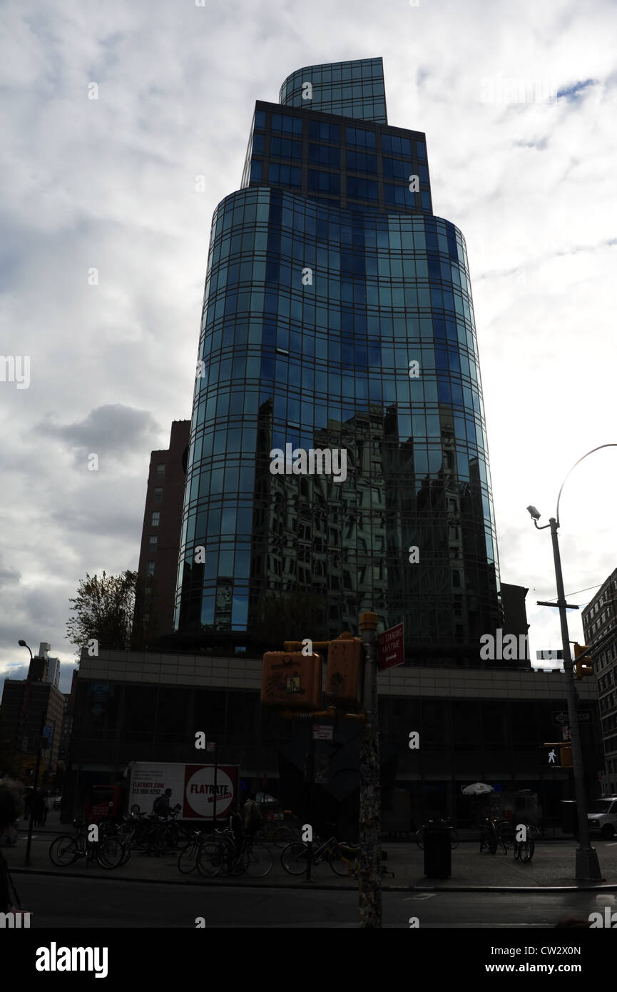 Ciel gris des vélos garés portrait ci-dessous Wanamaker Building reflétant Chase Bank Tower, East 8th Street, East Village, New York Banque D'Images
