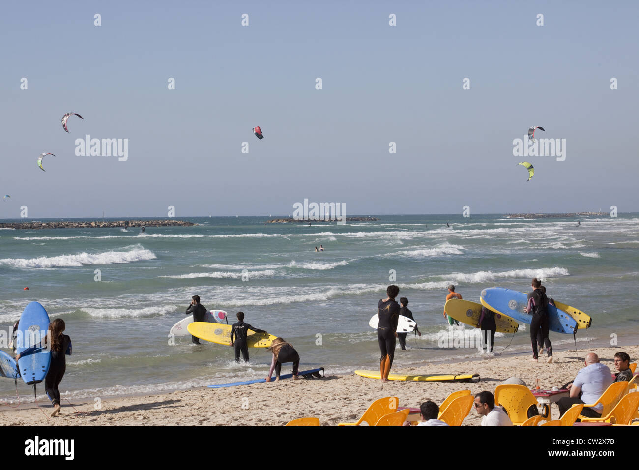 Avec des planches de surf avec kite-surf en arrière-plan, Tel Aviv, Israël Banque D'Images