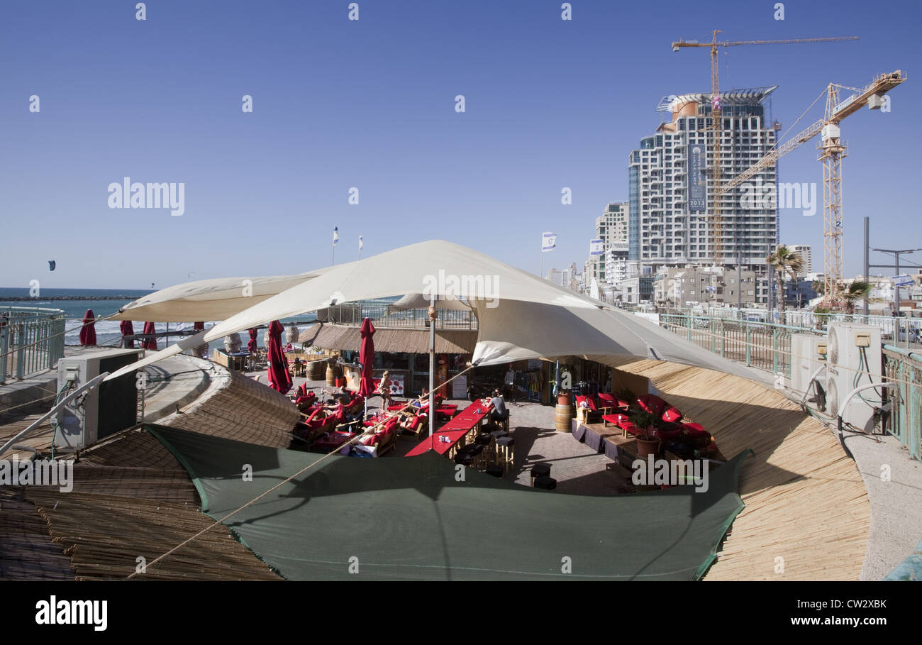 Restaurant en plein air sur la plage de Tel Aviv, Israël Banque D'Images