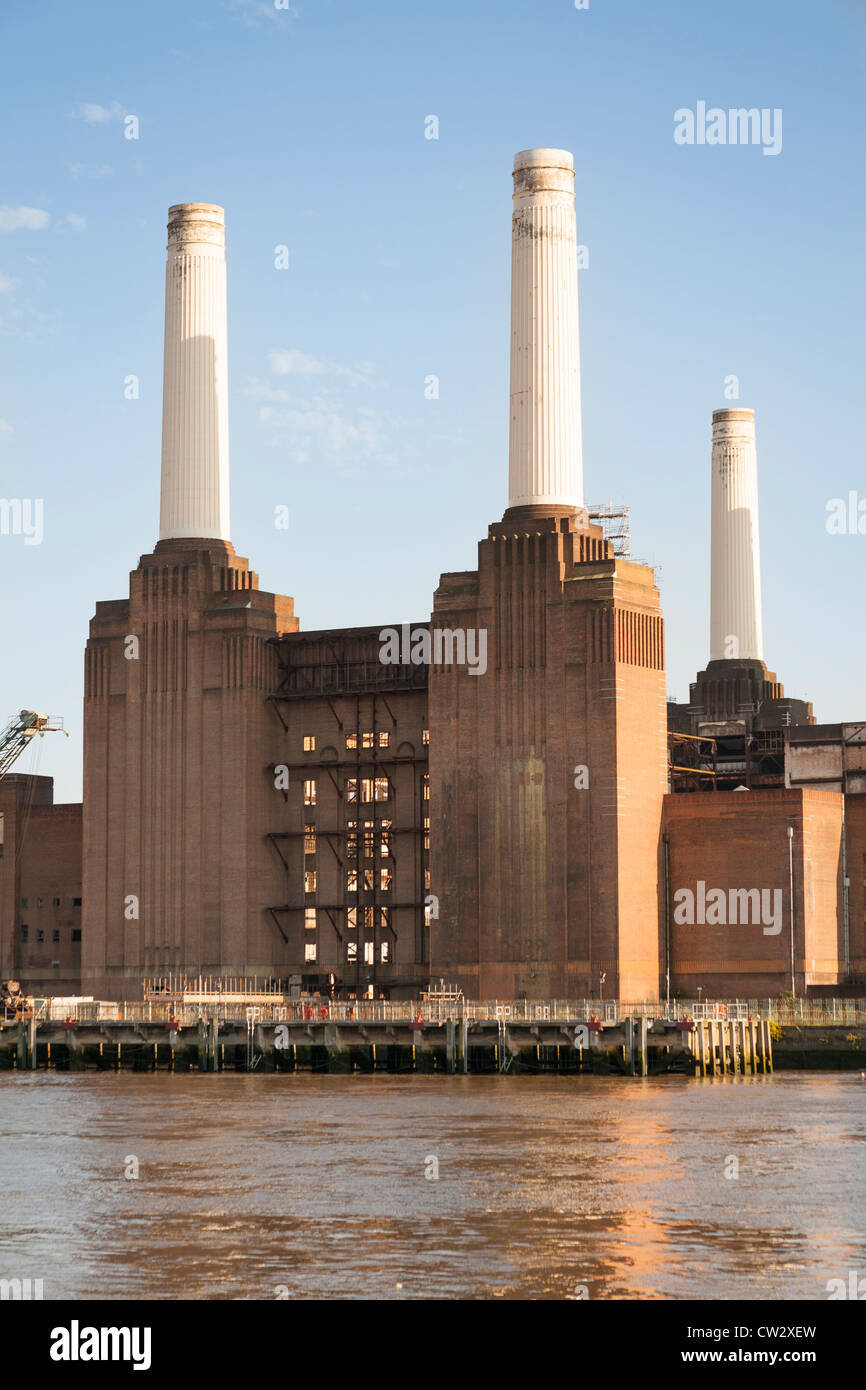 Battersea Power Station à côté de la Tamise, Battersea, Londres, Angleterre Banque D'Images