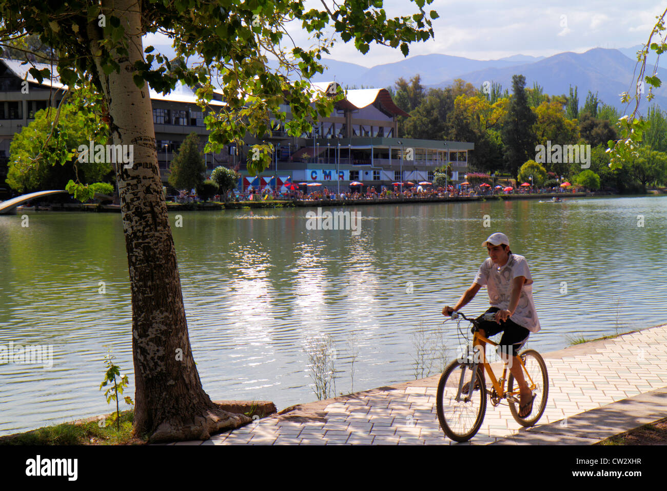 Mendoza Argentina,Parque General San Martin,parc public,Mendoza Regatta Club,1909,club d'aviron,sports aquatiques,lac artificiel,eau,homme hispanique hommes ma Banque D'Images