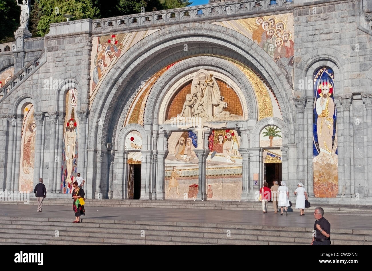 L'Est de l'entrée et façade de la basilique du Rosaire (Basilique Notre Dame du Rosaire), Lourdes, Haute-Pyrenees, France Banque D'Images