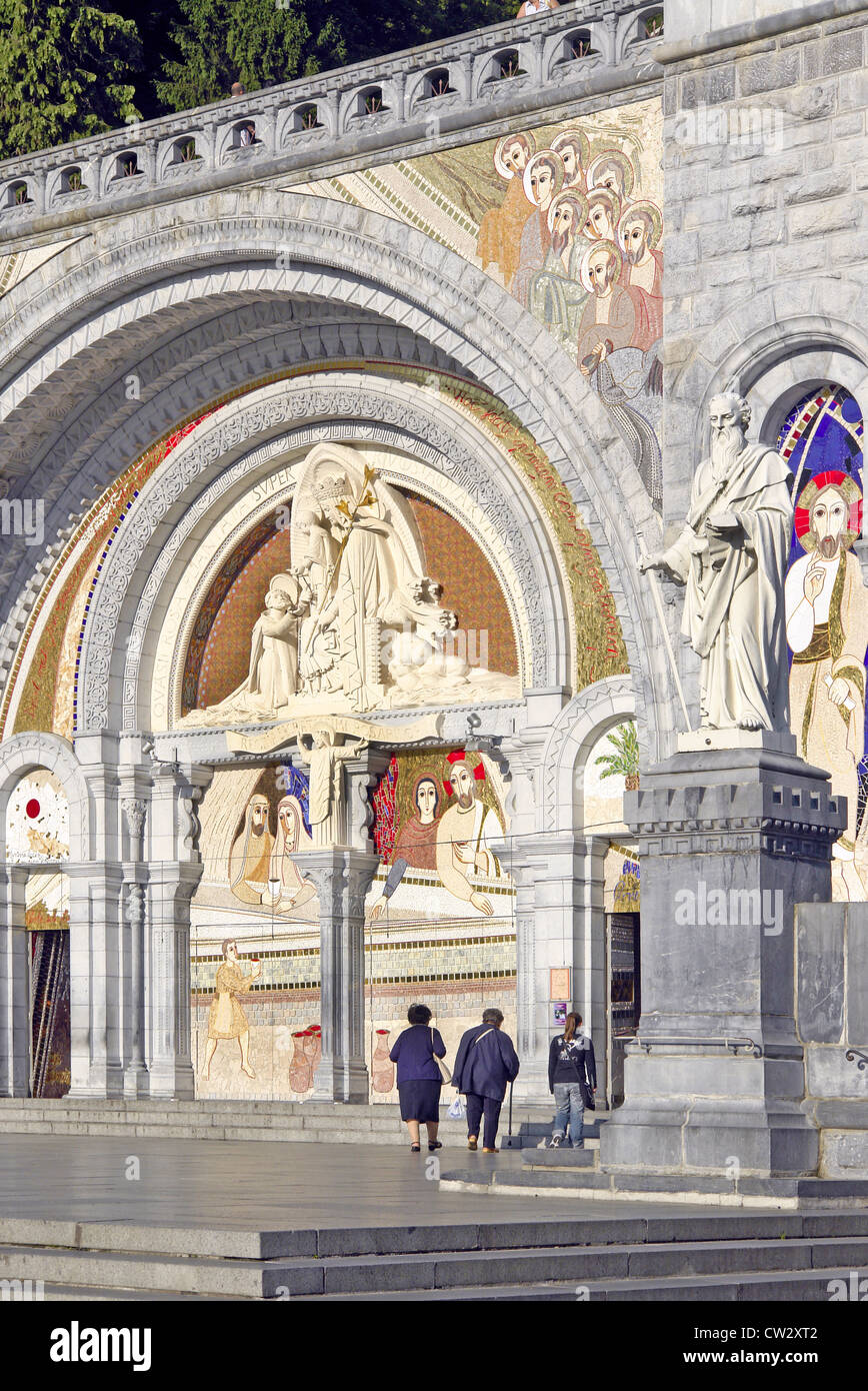 L'Est de l'entrée et façade de la basilique du Rosaire (Basilique Notre Dame du Rosaire), Lourdes, Haute-Pyrenees, France Banque D'Images
