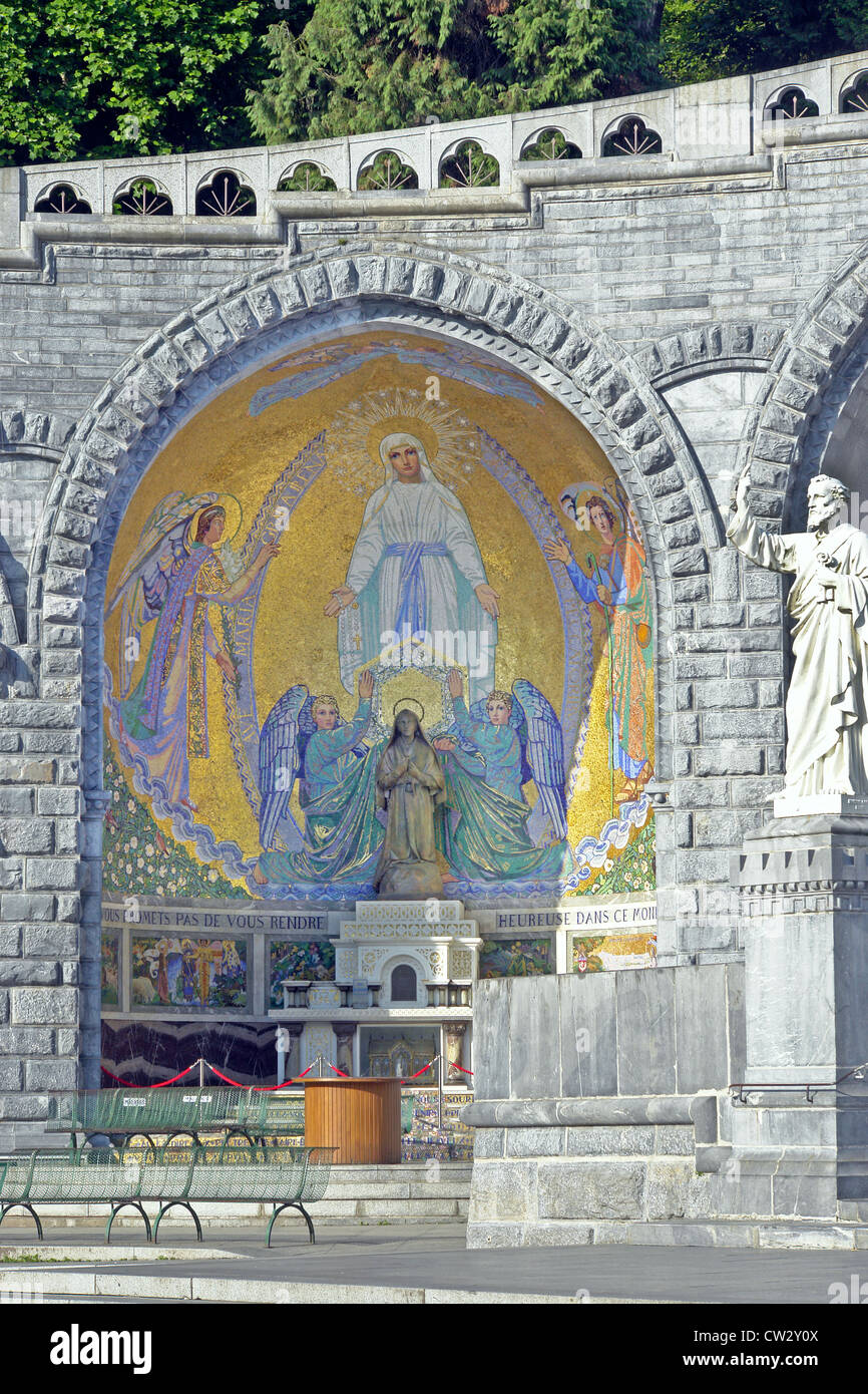 Statue de Sainte Bernadette à la basilique du Rosaire (Basilique Notre Dame du Rosaire), Lourdes, Haute-Pyrenees, France Banque D'Images