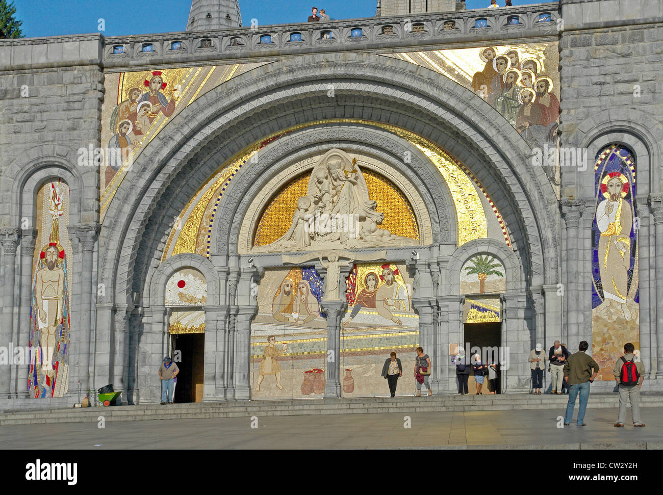 L'Est de l'entrée et façade de la basilique du Rosaire (Basilique Notre Dame du Rosaire), Lourdes, Haute-Pyrenees, France Banque D'Images