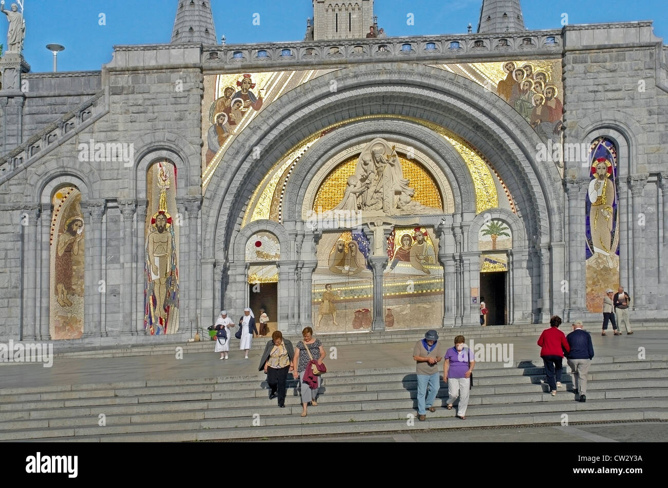 L'Est de l'entrée et façade de la basilique du Rosaire (Basilique Notre Dame du Rosaire), Lourdes, Haute-Pyrenees, France Banque D'Images