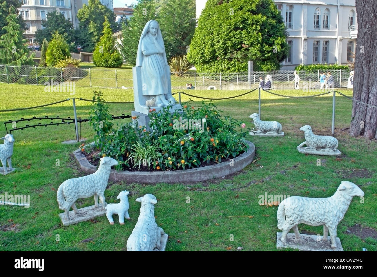 Statue de Sainte Bernadette (Bernadette Soubirous) à Lourdes, Haute-Pyrenees, France Banque D'Images