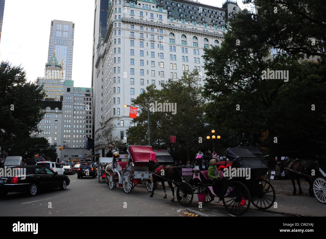 Vue du ciel gris, de la Plaza Hotel de la Couronne et des capacités, les chevaux, les voitures, les voitures, Doris C. Freedman Plaza, Central Park South, New York Banque D'Images