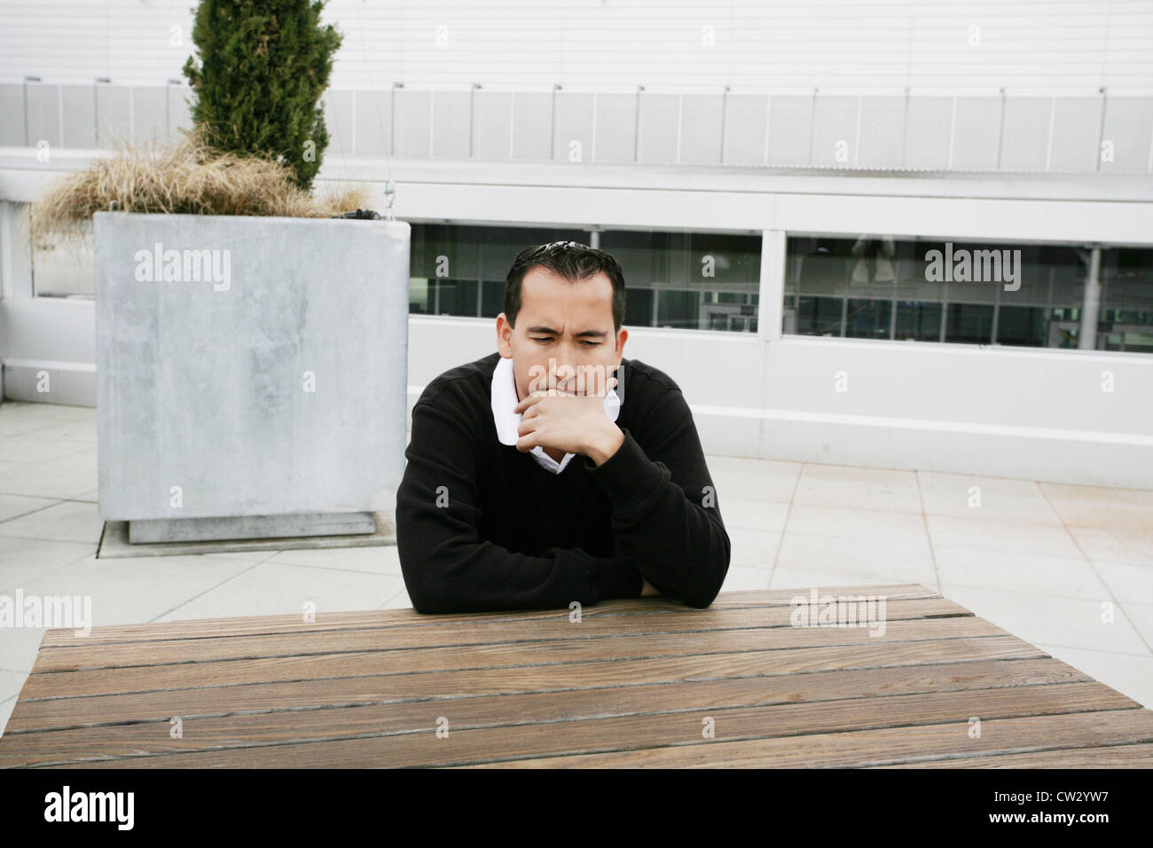 L'homme qui a l'air inquiet Banque D'Images