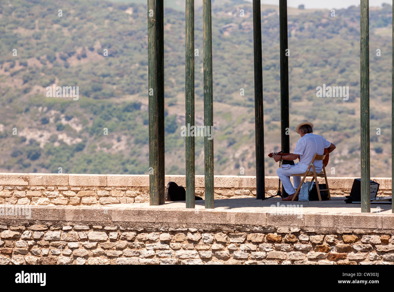 Ronda, Andalousie, Espagne, Europe. Le point de vue sur la rue guitariste par Paseo de partialité Infante. Banque D'Images