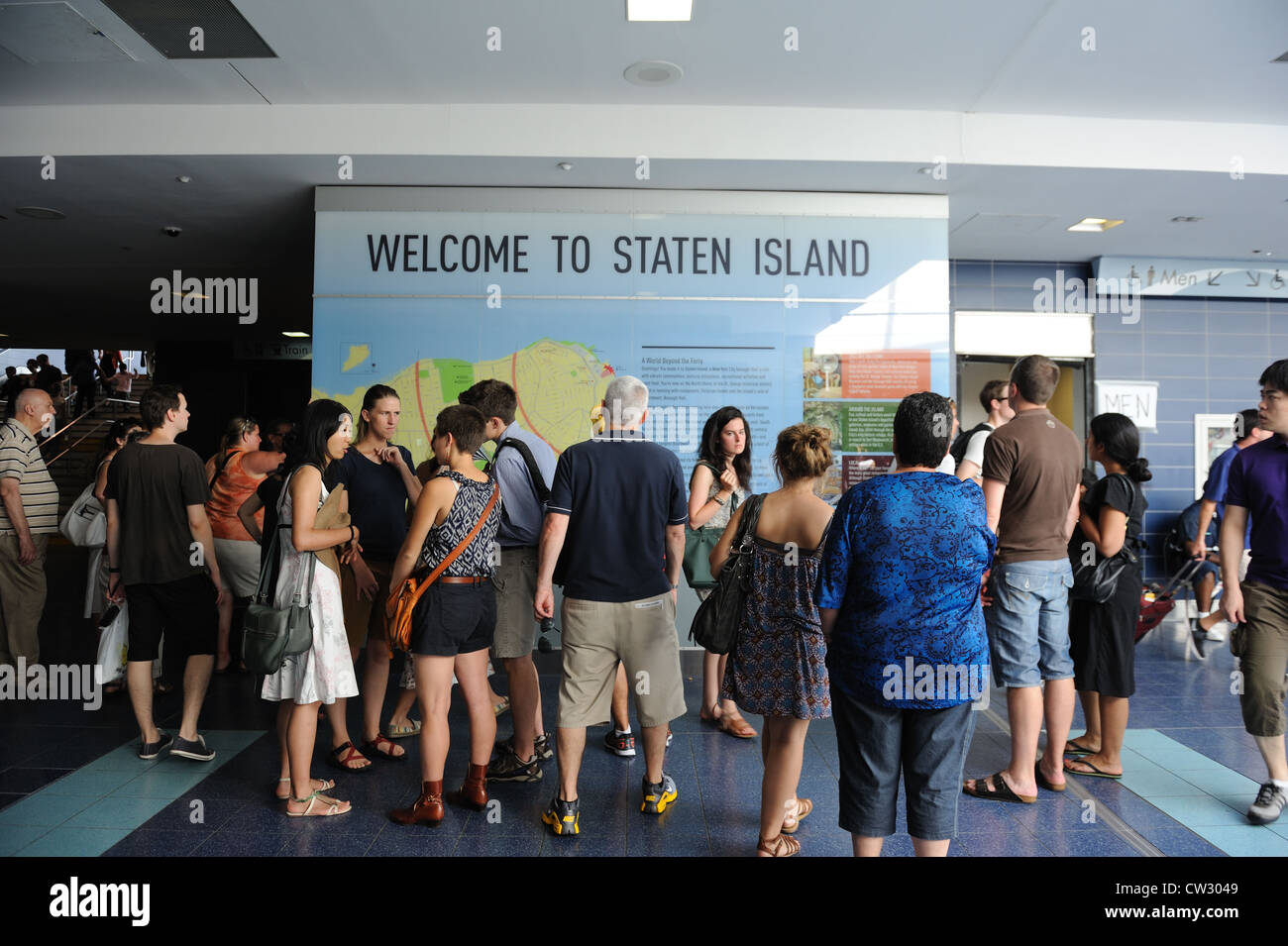 Un signe dans le Staten Island Ferry Terminal accueille les visiteurs à New York City's plus petit arrondissement. Banque D'Images