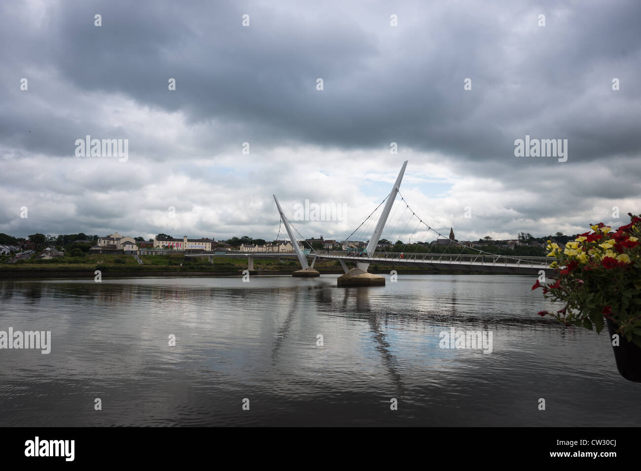 Le Pont de la paix sur la rivière Foyle, Londonderry, en Irlande du Nord. Banque D'Images