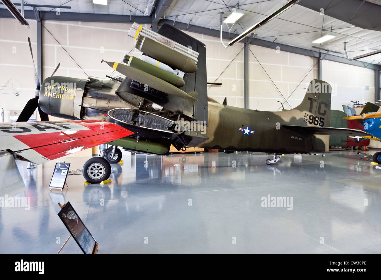 Douglas A-1 Vue du côté américain fier levelone viewcon ave-9205 avion avec les ailes repliées pour montrer l'armement affichée à l'Heritage Flight Museum Banque D'Images