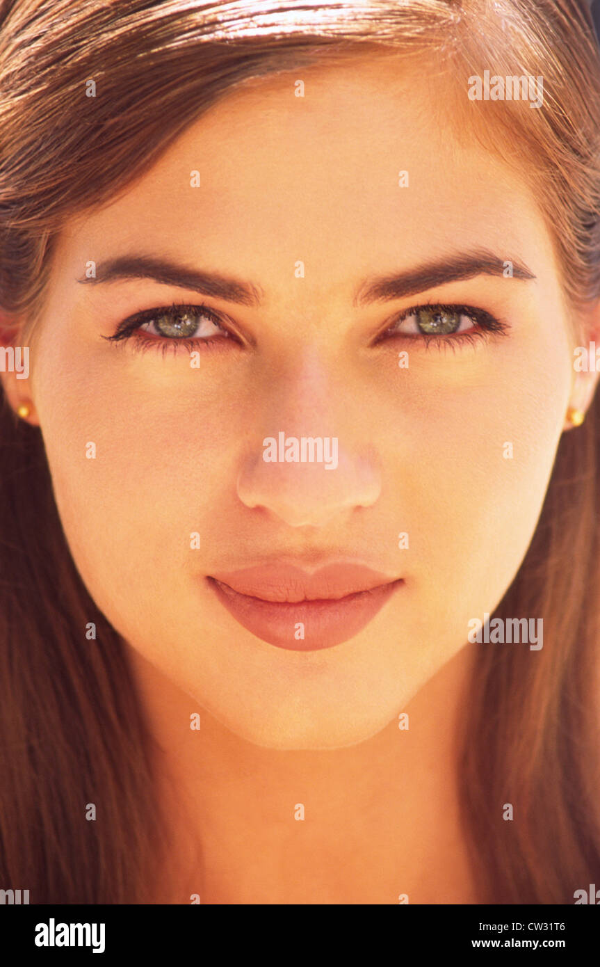 Portrait de beauté d'une jeune femme, début des années 20, tourné sur place avec la lumière disponible en fin d'après-midi Banque D'Images