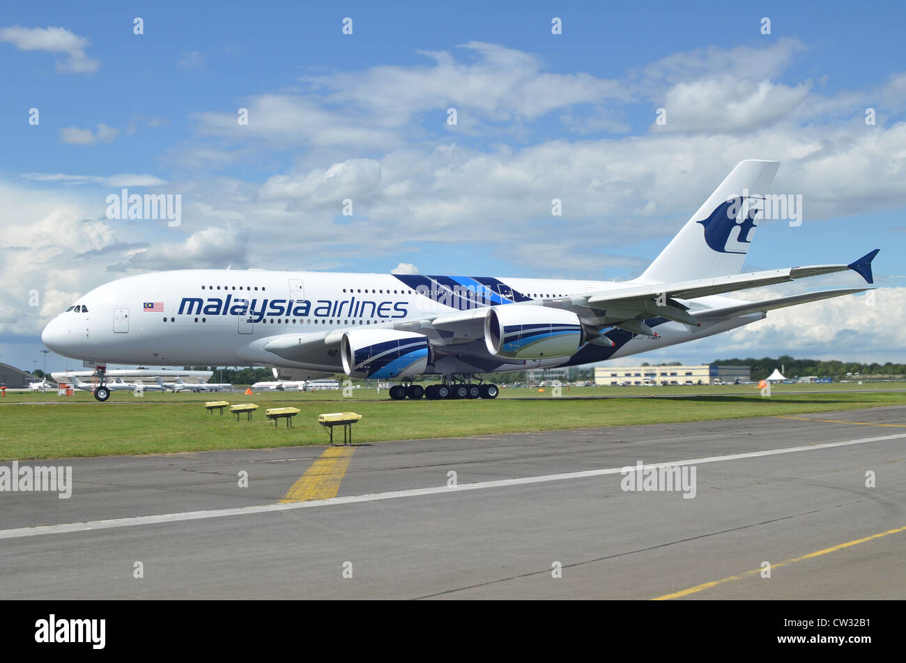Airbus A380 aux couleurs de la Malaisie Airlines début sa course au décollage au salon Farnborough International Airshow 2012 Banque D'Images