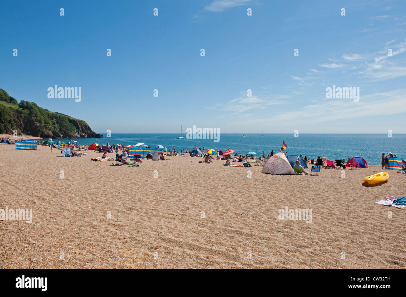 Les gens sur Blackpool Sands Beach près de Stoke Fleming en appréciant le Devon Anglais soleil d'été. Banque D'Images