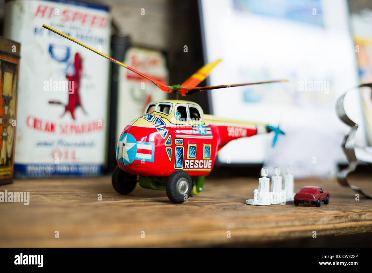 Salon des Antiquaires table des articles, y compris une tin toy de sauvetage par hélicoptère Banque D'Images
